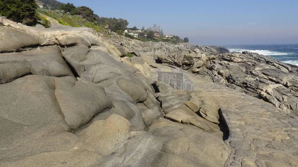 Kayalık plaj ve doğanın peyzajı