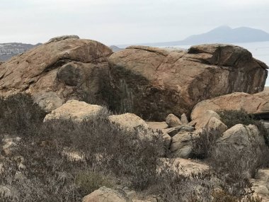 Sahilde peyzaj ve kayalar