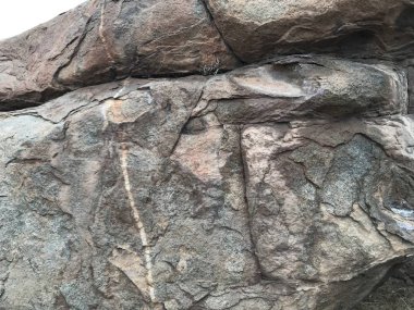 Sahilde peyzaj ve kayalar