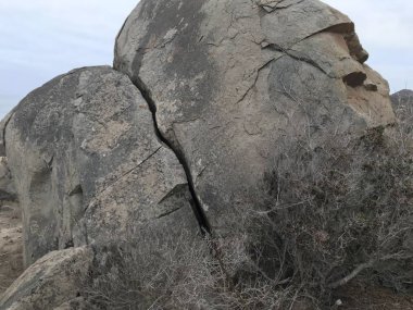 Sahilde peyzaj ve kayalar