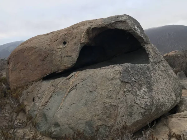 海滩的风景和巨石 — 图库照片