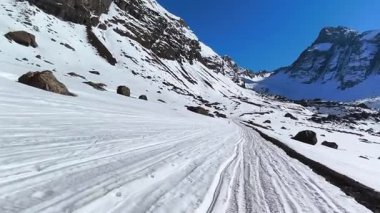 Şili 'deki Volkan Vadisi' nde kar motosikleti macerası