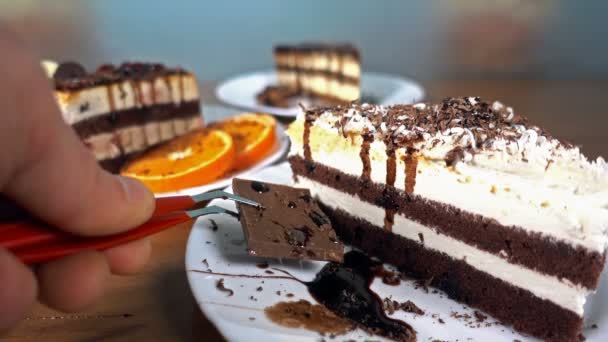 Chef pasteleiro, decorar com uma fatia de bolo, closeup, 4K — Vídeo de Stock