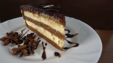 Bir dilim kek, 500 fps, ağır çekimde üzerinde düşen çikolata tıraş döndürme