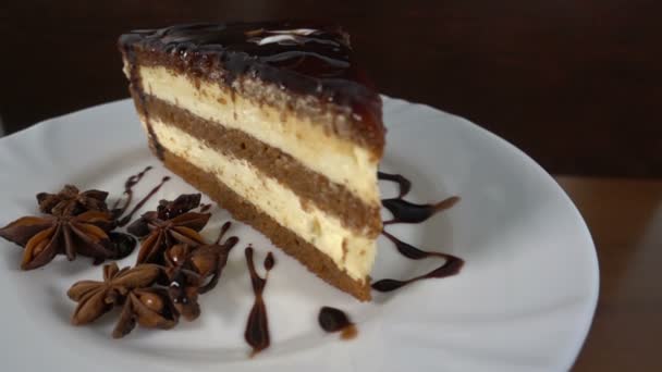 Шоколадне гоління, падаючи на скибочку торта, при повільному русі на 500fps, обертається — стокове відео