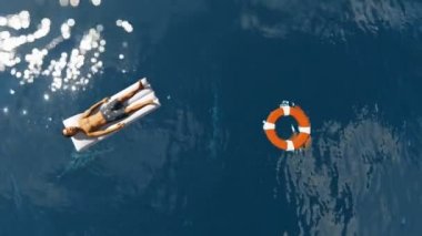 Adam ve köpekbalıkları ile denizde yüzen Lifebuoy yüzme, 4k