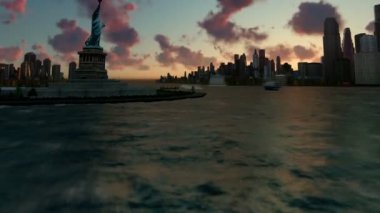 Özgürlük heykeli ile New York manzarası ve gemiler, tilt, zaman atlamalı Ellis Adası'nda