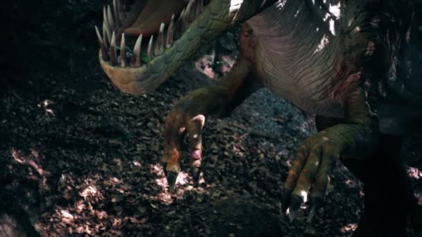 Заделывают тиранозавр Рекс динозавра в диком лесу, панорамирование, медленное движение — стоковое видео