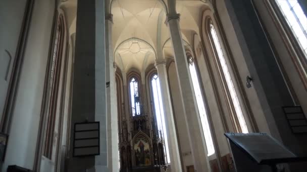 Imágenes de la arquitectura gótica, interior de la iglesia negra en inclinación de Brasov, Rumania, — Vídeos de Stock