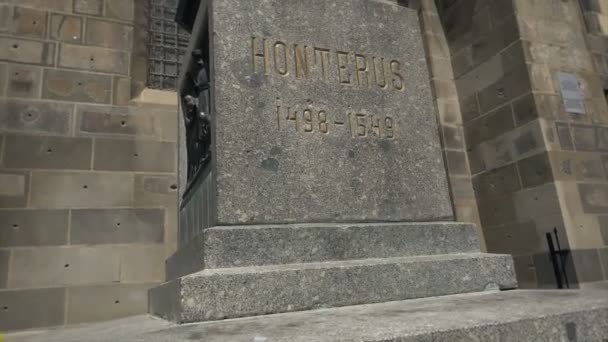 Filmmaterial der gotischen Architektur, Johannes Honterus Statue der schwarzen Kirche in Kronstadt, Rumänien, kippen — Stockvideo
