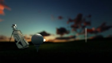 Golf Kulüpleri ve güzel timelapse gündoğumu karşı kırmızı bayrak ile tee golf topu