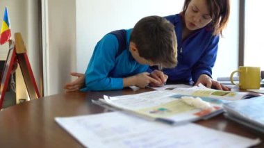 Anne ve çocuk okul ödevlerini yaparken, kaydırma, 4 k