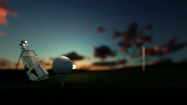 Golfklubbar och golfboll på tee med röd flagga mot vacker timelapse sunrise — Stockvideo