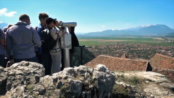 Gruppo di persone nella Cittadella di Rasnov godendo della vista, città e montagne sullo sfondo, rallentatore — Video Stock