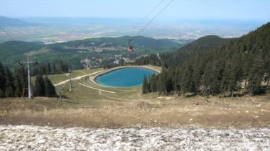 Teleferik ve göl Postavaru tepe, Brasov, Romanya, 4 k görüntülendi