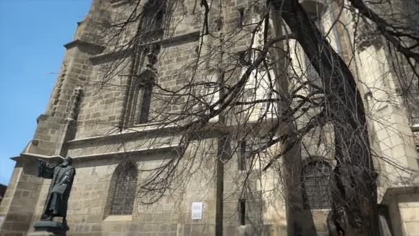 Filmmaterial der gotischen Architektur, die Schwarze Kirche in Kronstadt, Rumänien, Johannes Honterus Statue, kippen — Stockvideo