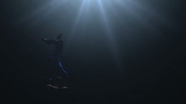Luma mat Club dansçı yansıtıcı ışık, ağır çekim, altında bağlı