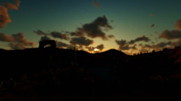 美しい夕日 に対してサグアロ サボテンの砂漠で走っている女性 — ストック動画