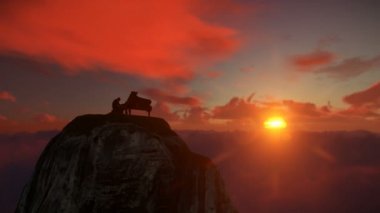 Güzel gün batımı, dron karşı bulutların üzerinde bir dağın tepesinde gerçekleştirme Afro Amerikalı piyanist görüntülemek 4 k