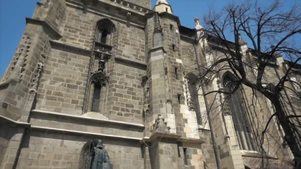 Beelden van gotische architectuur, de zwarte kerk in Brasov, Roemenië, kant weergave tilt — Stockvideo