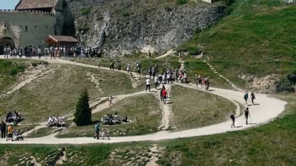 Les touristes visitant la citadelle de Rasnov, Brasov, Roumanie, hyperlapse effectuer un zoom arrière — Video