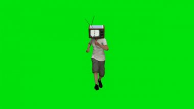 Casual adam karşı yeşil ekran bir Tv kafa ile çalışan şort