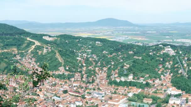 Beautiful view over Brasov from Tampa Hill, Romania, panning — Vídeo de Stock