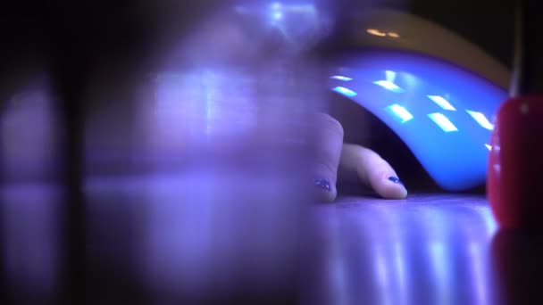 Zbliżenie kobiety ręka w UV Lampa LED suszenie żel, manicure paznokci, 4K — Wideo stockowe