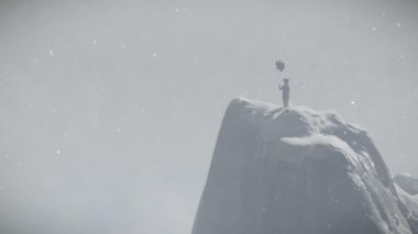 Küçük kız holding balonları bir karlı dağın, dron görünümü, 4 k tepesinde terk