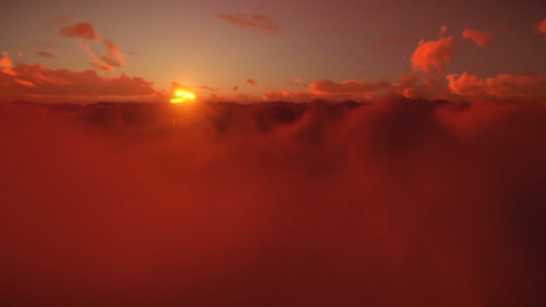 Vuelo Por Encima Timelapse Nubes Contra Hermosa Puesta Sol — Vídeo de stock