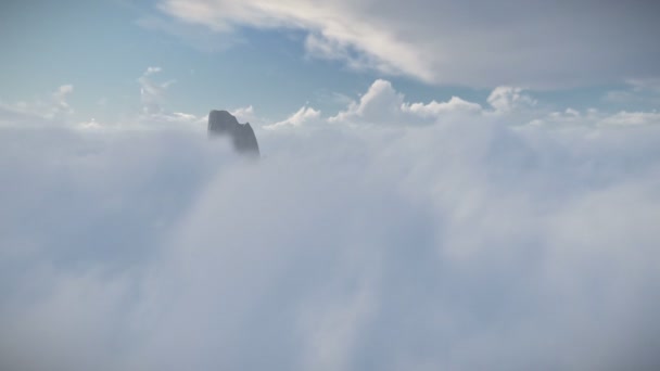 Berggipfel über Wolken vor blauem Himmel, Drohnenflug 4k — Stockvideo