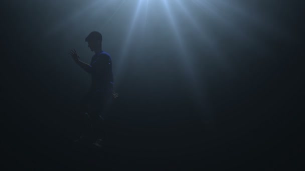 Club dansare under reflektor ljus, Slowmotion — Stockvideo