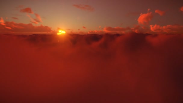 Vlucht boven timelapse wolken tegen de prachtige zonsondergang, 4k — Stockvideo