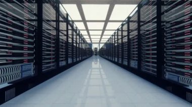 Sunucu odası, telefonda konuşan teknisyen, zoom