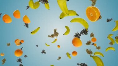 Mavi Gradyan karşı yavaş hareket uçan taze üzüm, muz ve portakal