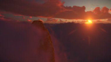 Güzel gün batımı, drone görünümü 4k karşı bulutlar üzerinde dağ zirve