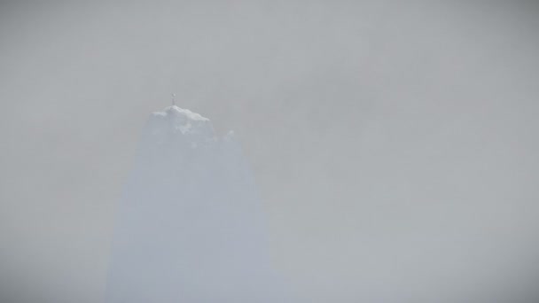Balões abandonados da terra arrendada da menina na parte superior de uma montanha coberta com a neve, opinião do zangão, 4K — Vídeo de Stock