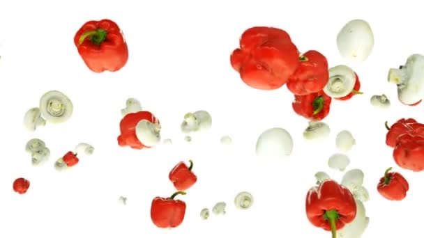 Red Bell Pepper Paddenstoelen Vliegen Slow Motion Tegen Wit — Stockvideo