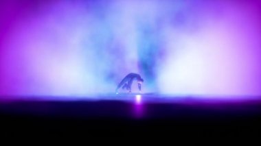 Sahnedeki Breakdance dansçısı renkli spot ışıkları, yavaş çekim, kusursuz döngü, Luma Matte