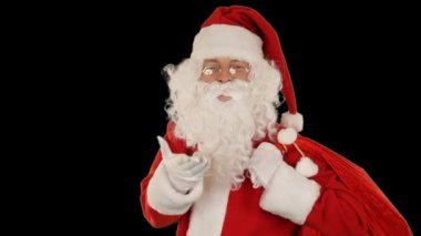 Noel Baba çantasını taşıyor, kameraya bakıyor ve el sallıyor, Luma Matte bağlanıyor.