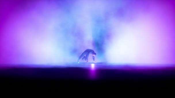 Breakdance Footwork Danseur Sur Une Scène Contre Les Projecteurs Colorés — Video