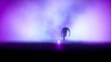 Sahnede yavaş çekimde renkli spot ışıklarına karşı dans eden break dansçı, Yeşil Ekran
