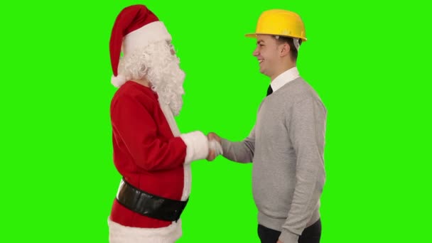 Santa Claus Och Ung Arkitekt Skakar Hand Och Tittar Kameran — Stockvideo