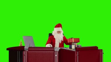 Noel Baba mektupları okuyor ve hediyeleri sıralıyor, Yeşil Ekran