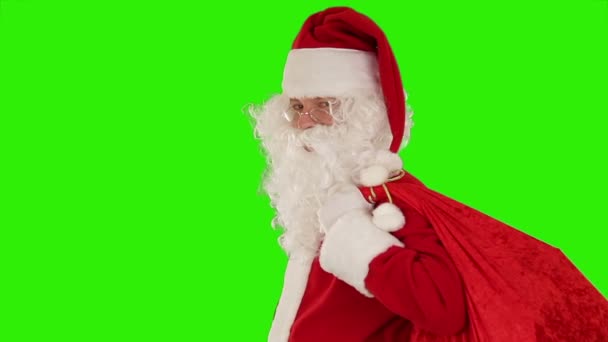 Άγιος Βασίλης Μεταφέρουν Την Τσάντα Του Κοιτάζει Κάμερα Στέλνει Ένα — Αρχείο Βίντεο