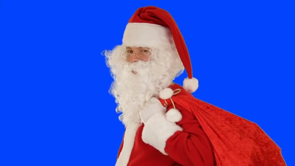 Santa Claus Llevando Bolso Mira Cámara Envía Golpe Kis Ola — Vídeos de Stock