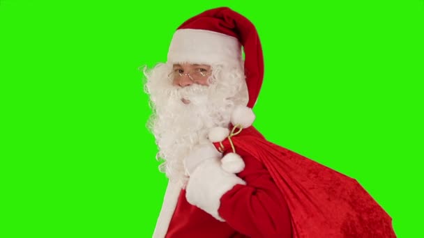 Babbo Natale Che Porta Borsa Guarda Fotocamera Invia Bacio Onda — Video Stock