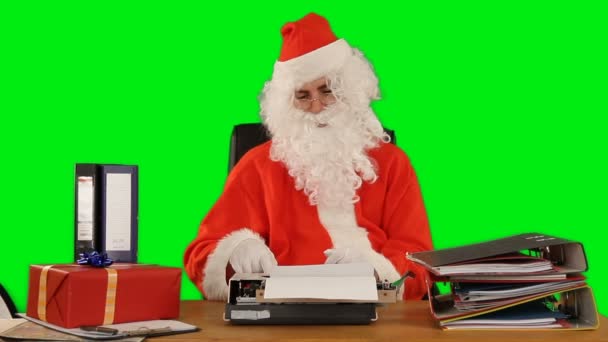 Święty Mikołaj Swoim Biurze Pisze Listę Dobrych Złych Maszynie Pisania — Wideo stockowe