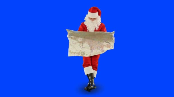 Santa Claus Leyendo Mapa Sentado Algo Pantalla Azul Chromakey — Vídeos de Stock