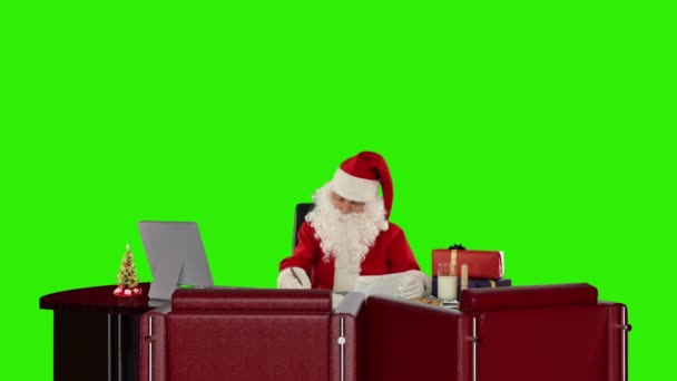 Papai Noel Ler Cartas Tela Verde — Vídeo de Stock